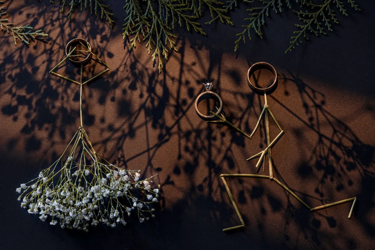 Verighete și inel de logodnă într-un aranjament artistic de nuntă – AdPhoto
